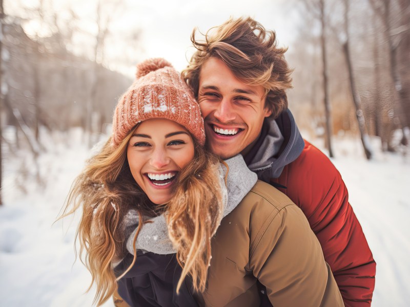 Glückliches Paar hat Spaß im Schnee.