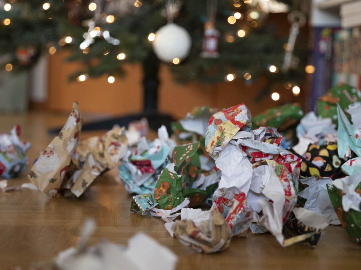 Zerknülltes Geschenkpapier unter dem Weihnachtsbaum
