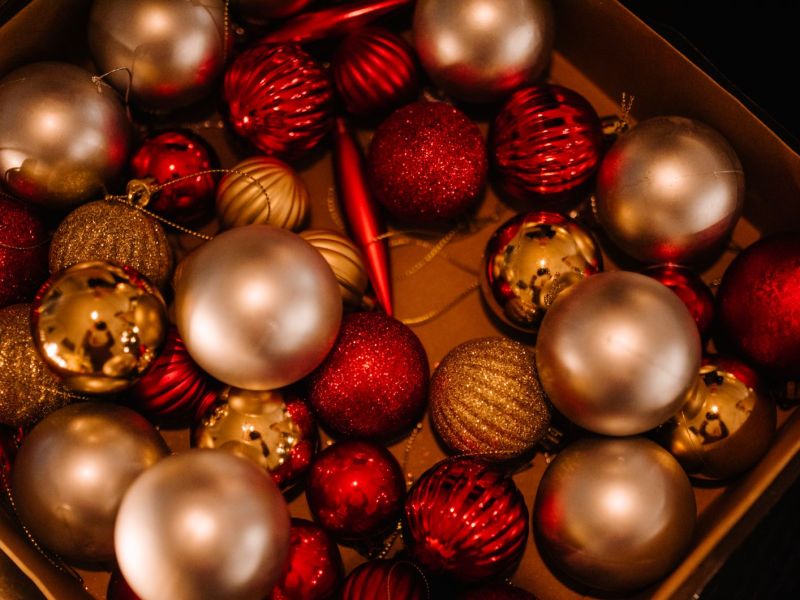 Rote und cremefarbene Weihnachtskugeln