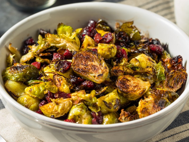 Gebratener Rosenkohl mit Cranberries in weißer Schale.