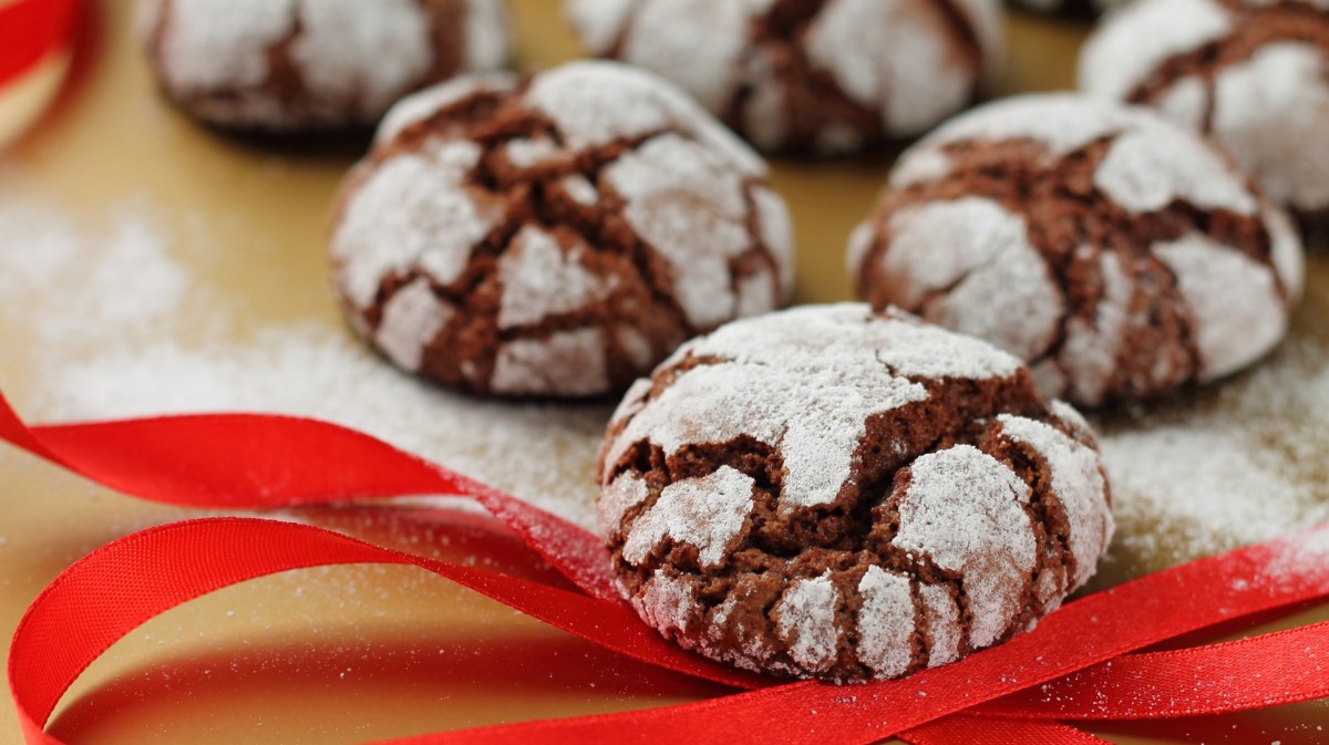 Schokoladen Crinkle Cookies auf Tisch.