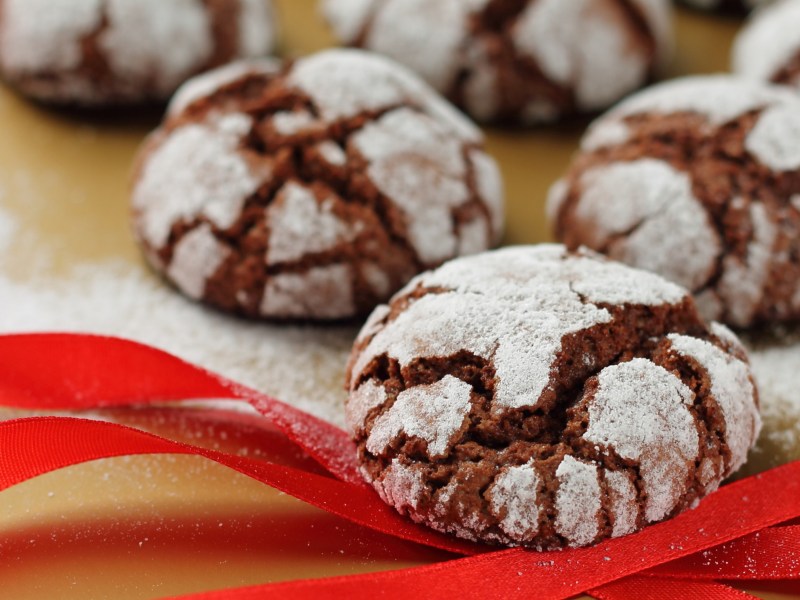 Schokoladen Crinkle Cookies auf Tisch.