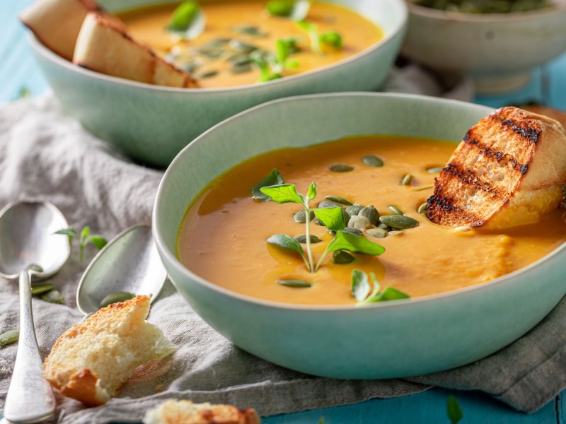 Zwei Schüsseln Kürbissuppe mit Toast als Schonkost-Rezept