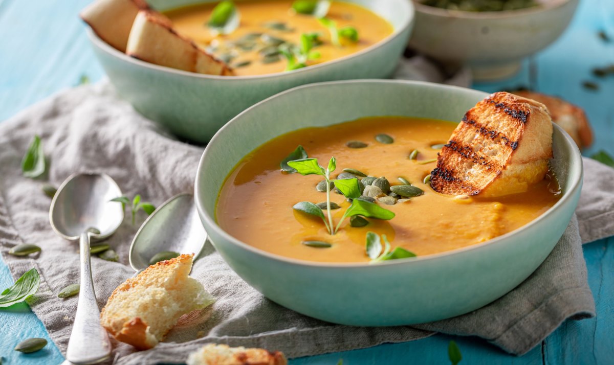 Zwei Schüsseln Kürbissuppe mit Toast als Schonkost-Rezept