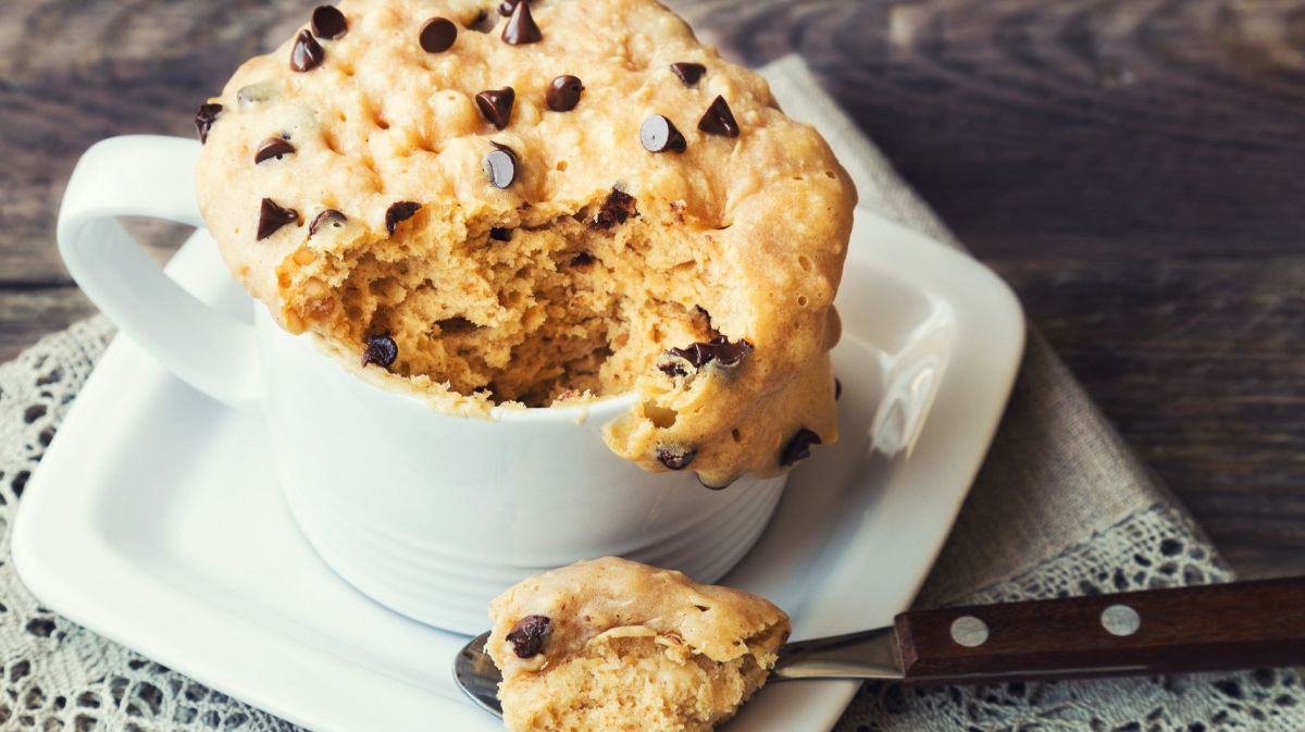 Tassenkuchen in weißer Tasse mit Schokostückchen.