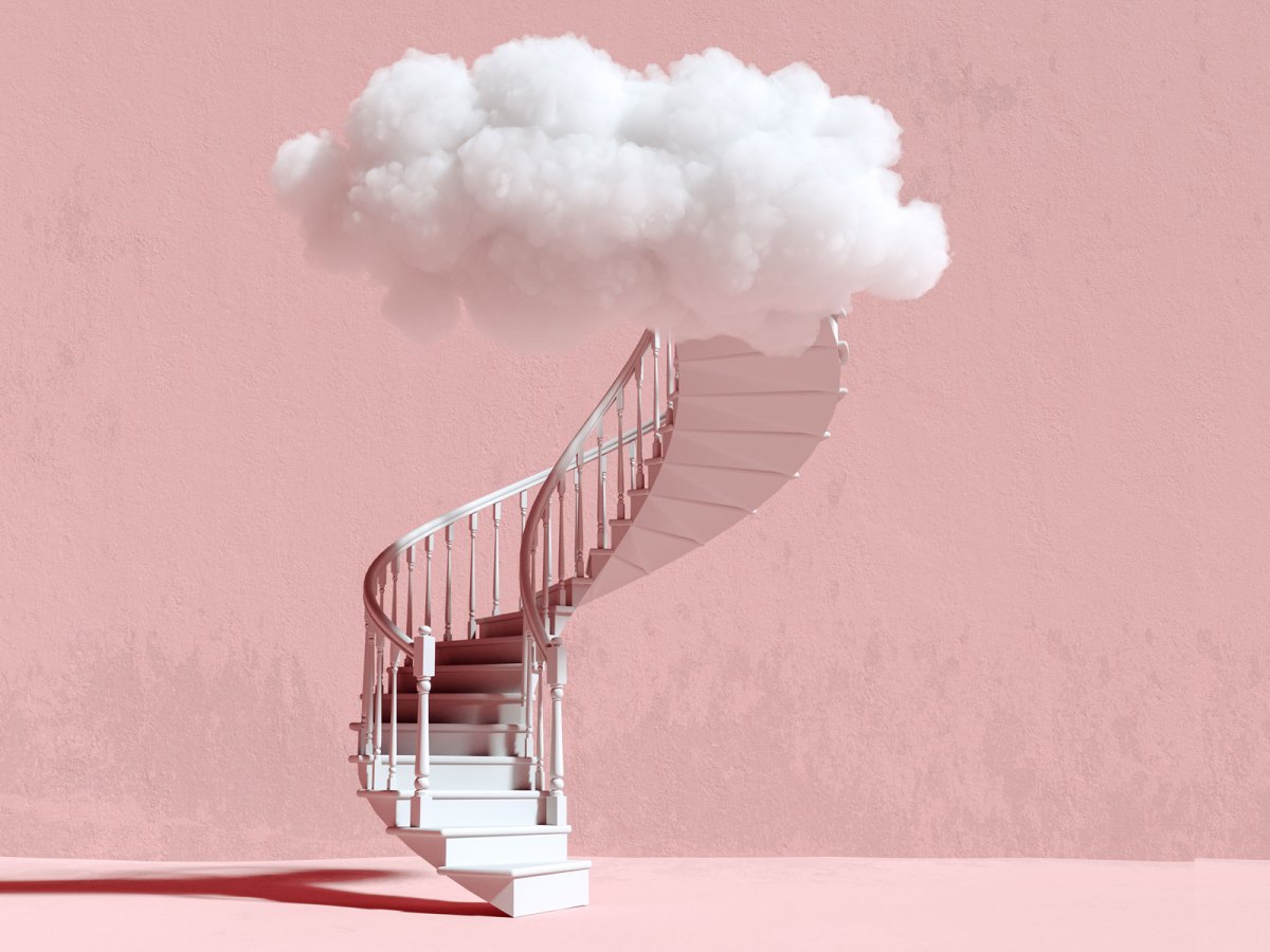 eine Treppe führt in eine Wolke vor einer pinken Wand