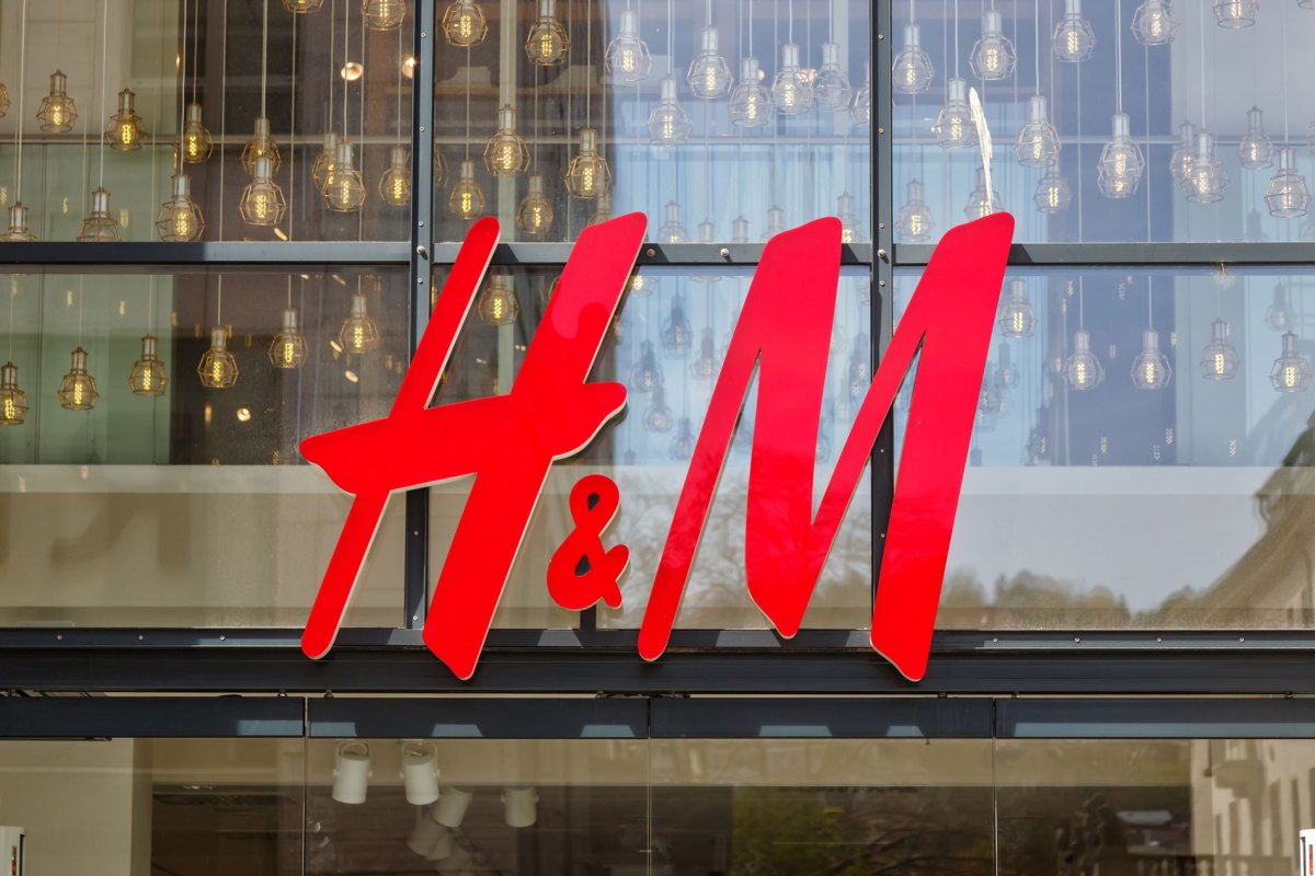 H&M Logo und Schaufenster eines Stores in Deutschland