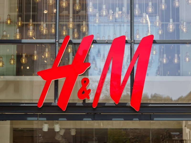 H&M Logo und Schaufenster eines Stores in Deutschland