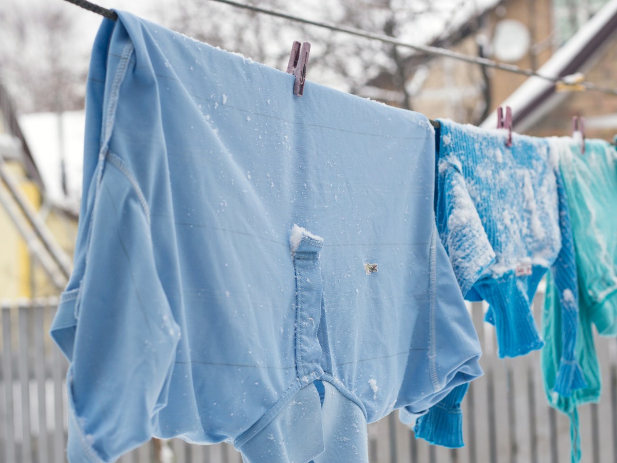 Wäsche ist draußen bei Schnee aufgehangen.