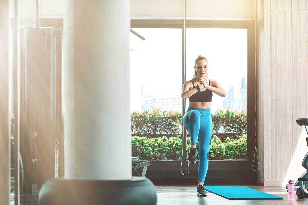 Sich auf das Positive konzentrieren. Athletische Frau beim Balancetraining