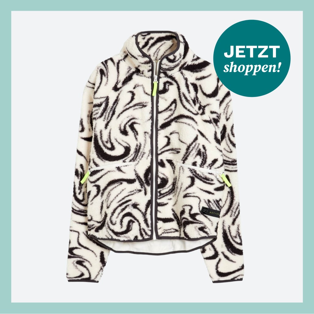 Gemusterte Fleecejacke von C&A auf weißem Hintergrund.