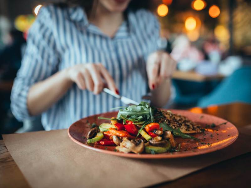 Nahaufnahme einer Frau im Restaurant beim Essen