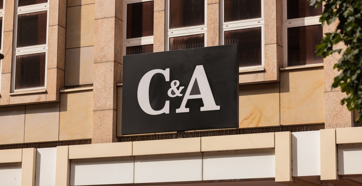 Schaufenster mit großem C&A Logo