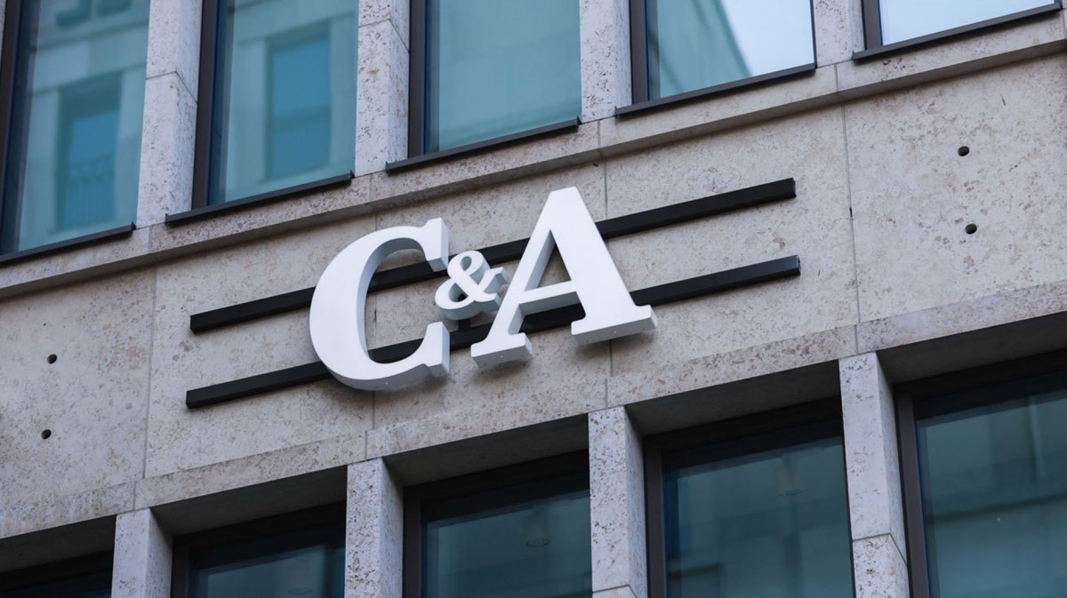 C&A Logo eines Kaufhauses im Frühling 2024