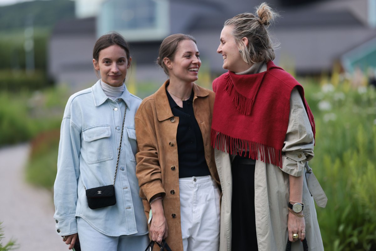 Frauen in unterschiedlichen modischen Outfits