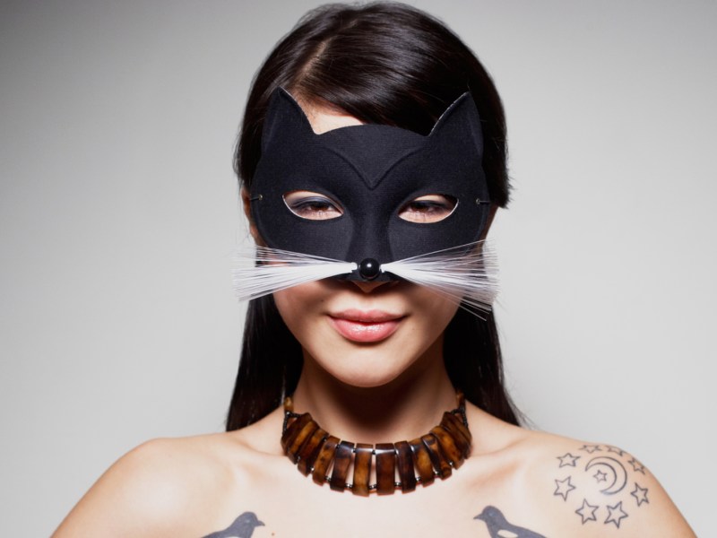 Frau mit Katzen-Maske