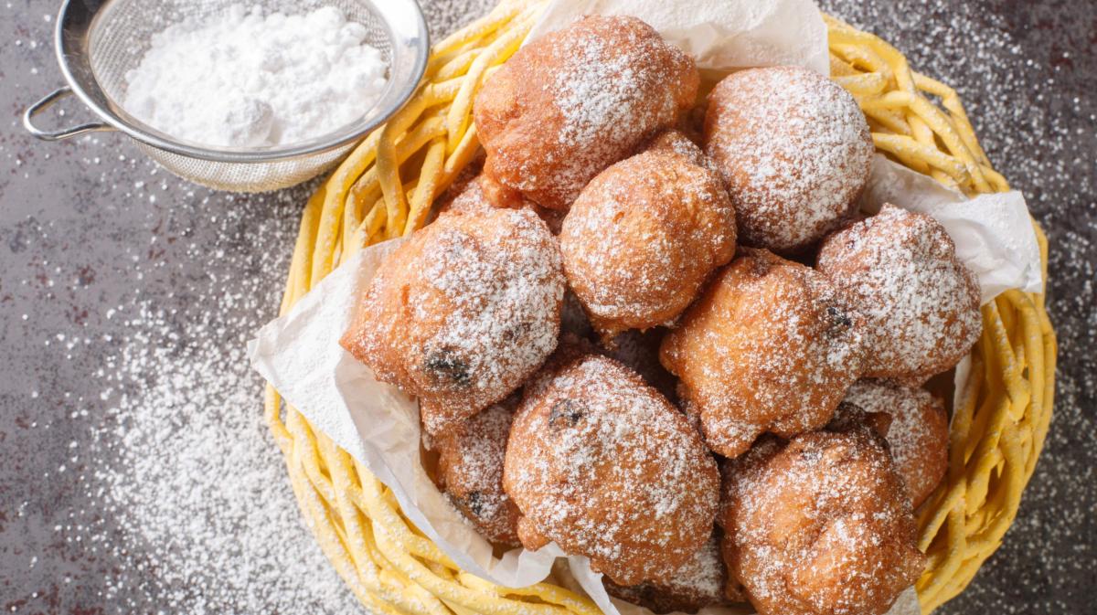 Holländische Oliebollen in gelbem Korb.