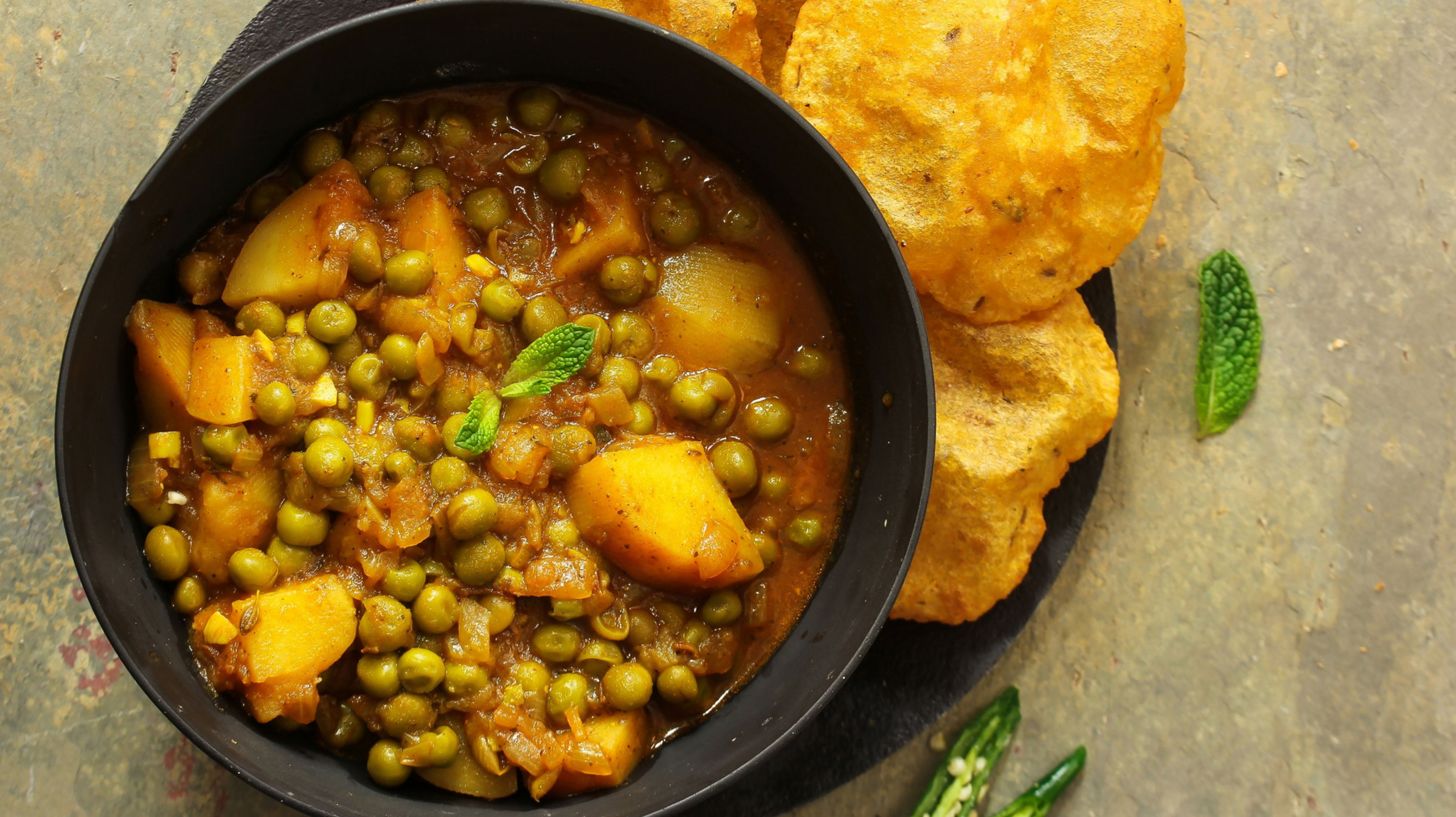 Veganes-Kartoffelcurry-Schneller-Gaumenschmaus-mit-Erbsen-Bohnen