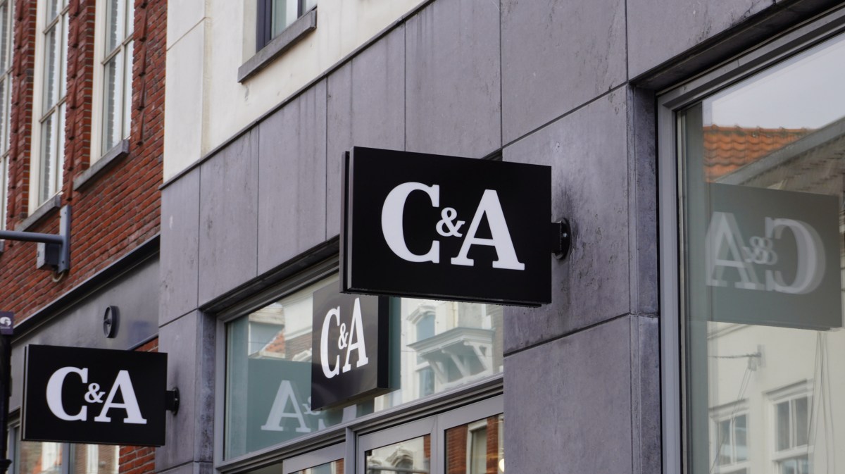 Logo von C&A in schwarz und weiß an einer Ladenfront.