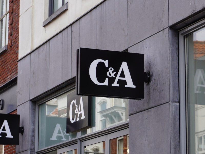 Logo von C&A in schwarz und weiß an einer Ladenfront.