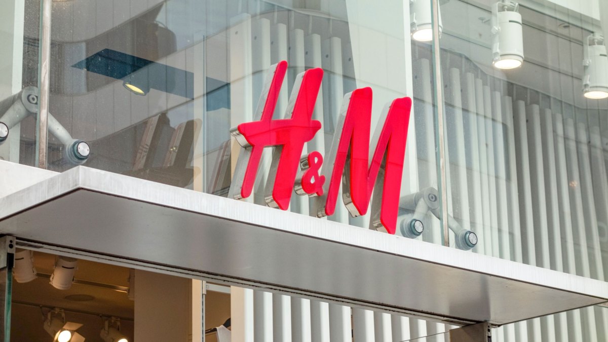 Hell beleuchtetes Schaufenster vorm H&M Store