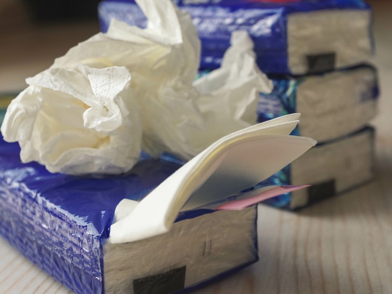 Taschentücher wegwerfen: Tempo Päckchen mit benutztem Papiertaschentuch