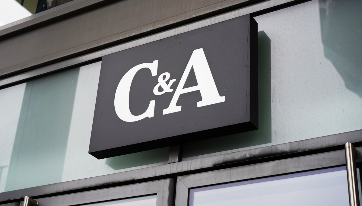 Logo von C&A auf Fassade