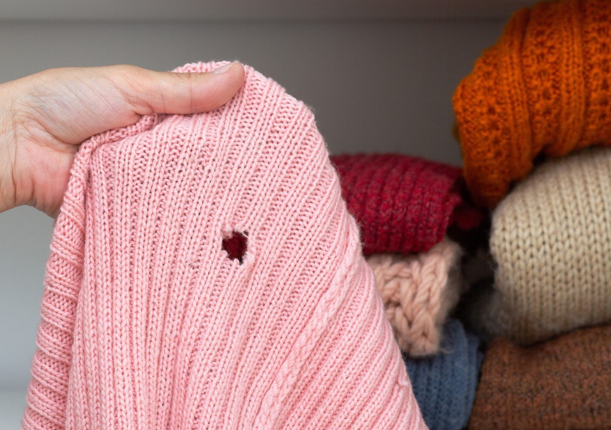 Ein Strickpullover mit Loch