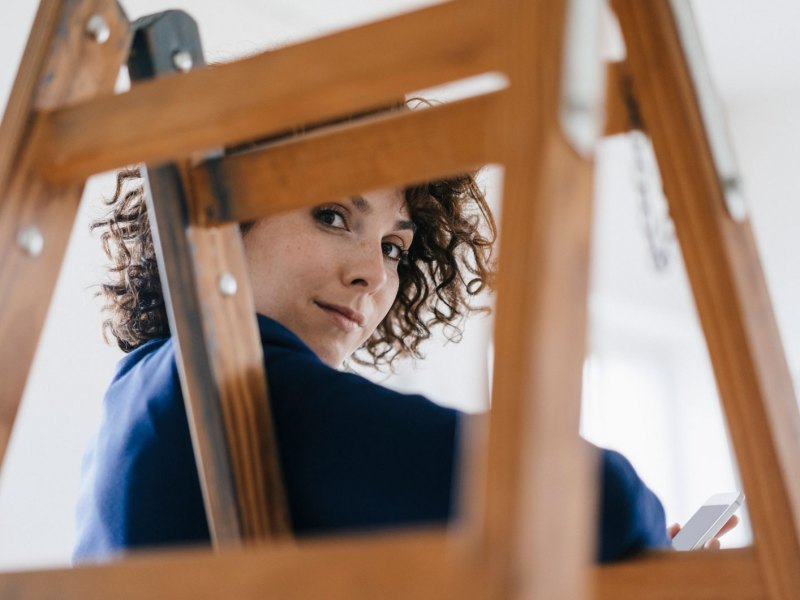 Frau mit Locken schaut in die Kamera