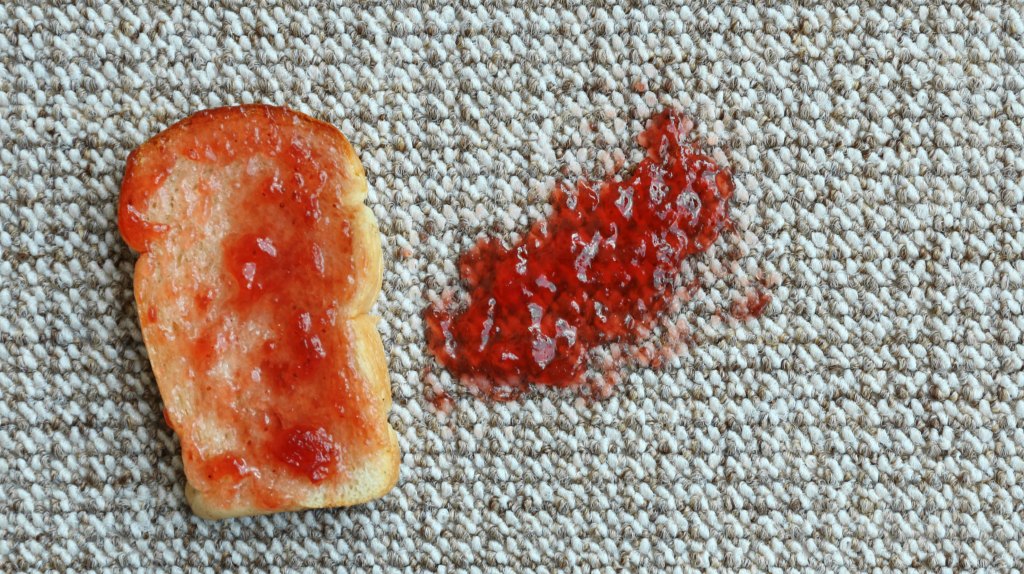 Marmeladen-Flecken entfernen Hausmittel
