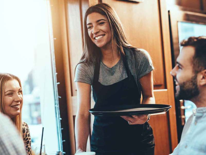 Frau arbeitet im Minijob als Kellnerin