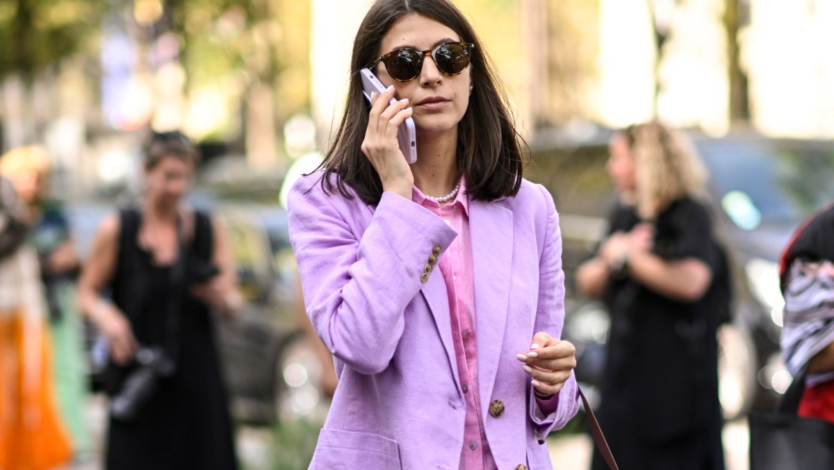 Streetstyle Paris - ein Gast trägt einen lilafarbenen Anzug