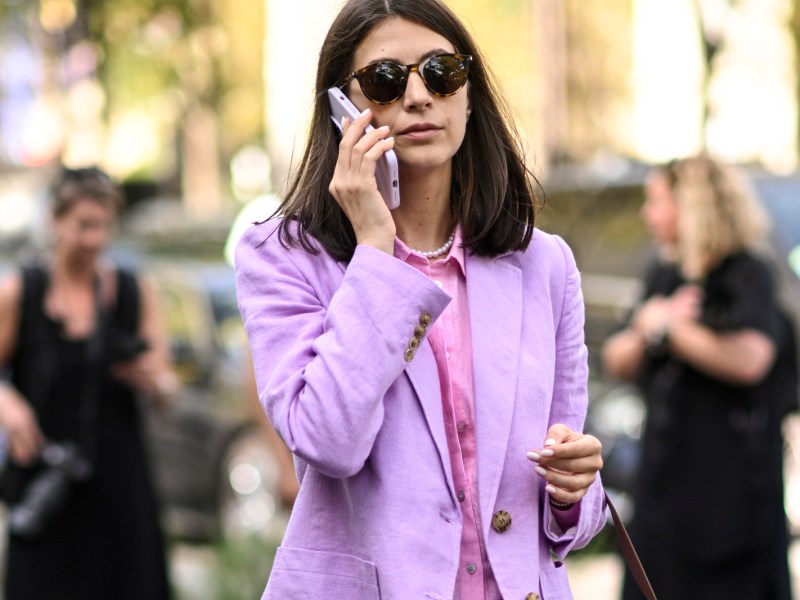 Streetstyle Paris - ein Gast trägt einen lilafarbenen Anzug