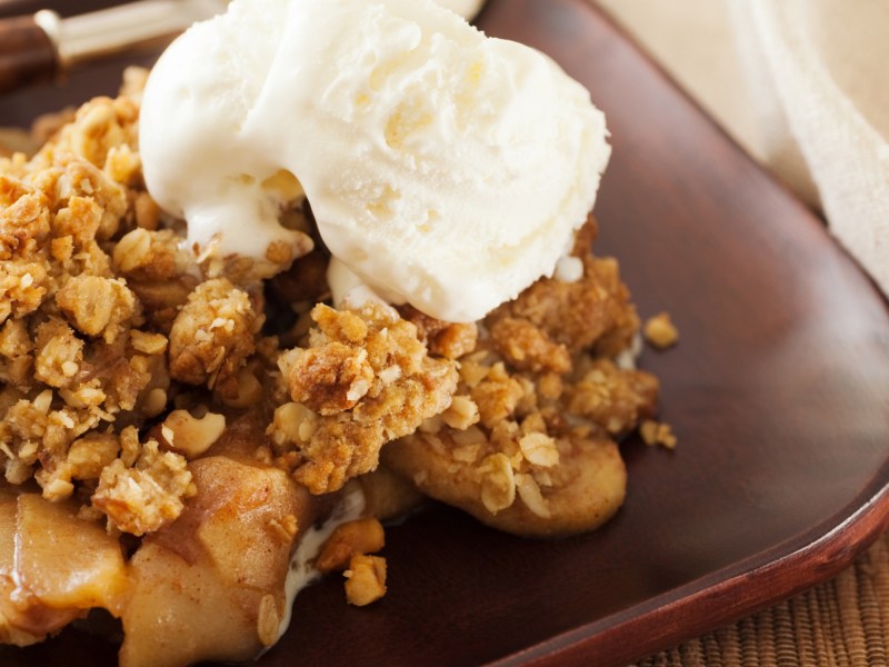 Apple Crumble mit Haferflocken-Crumble und Vanilleeis.