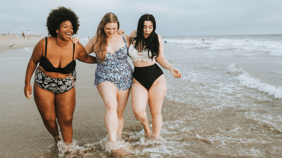 Drei junge Frauen am Strand.