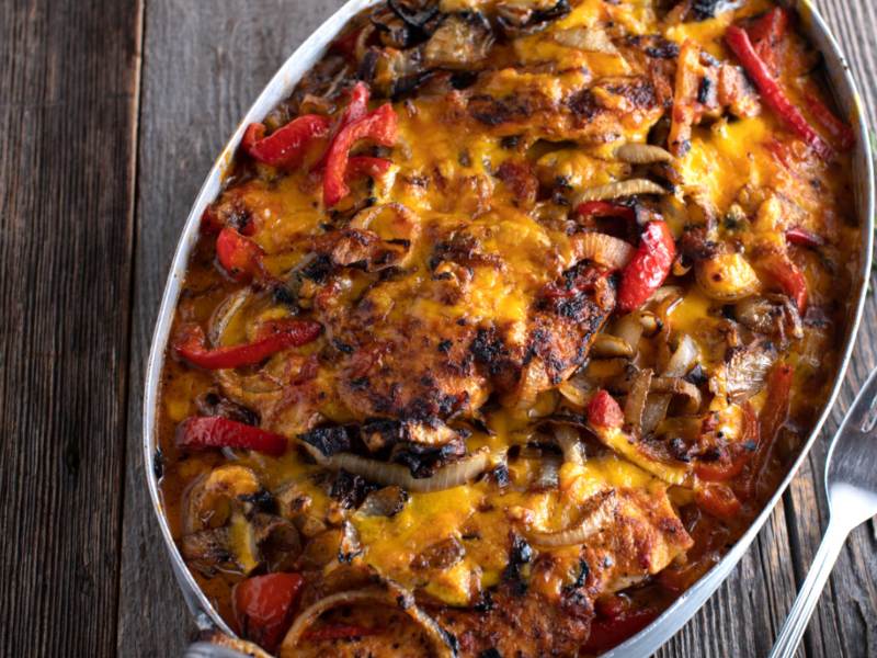 Auflauf mit Hähnchenfleisch und Paprika.