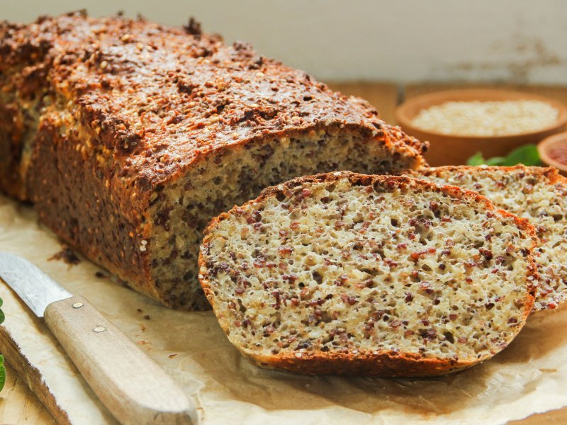 Haferflocken Quark Brot auf Holzbrett