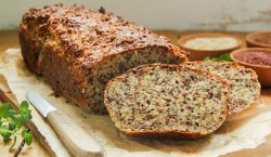Eiweißbrot-Haferflocken Quark Brot auf Holzbrett