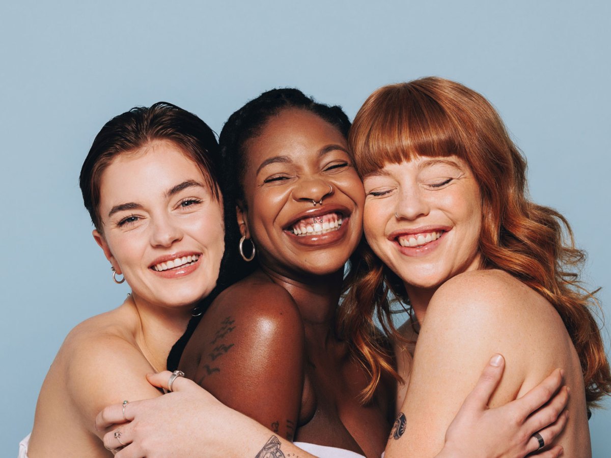 Drei Frauen mit toller Haut lachen in die Kamera