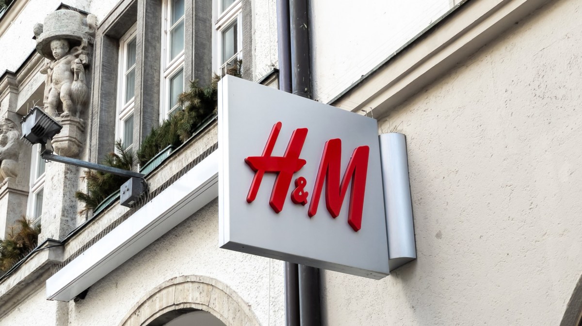 H&M Logo an Außenfassade von Wand.