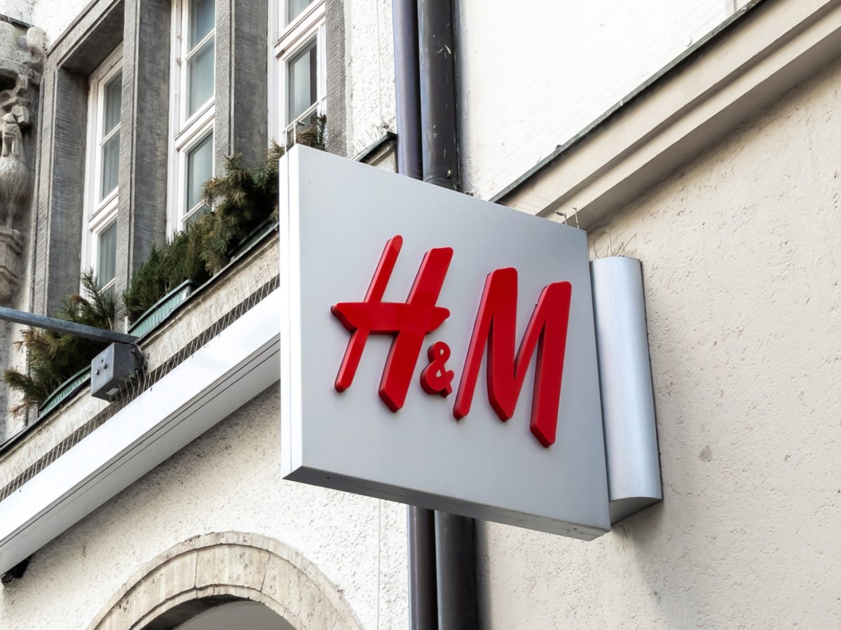 H&M Logo an Außenfassade von Wand.