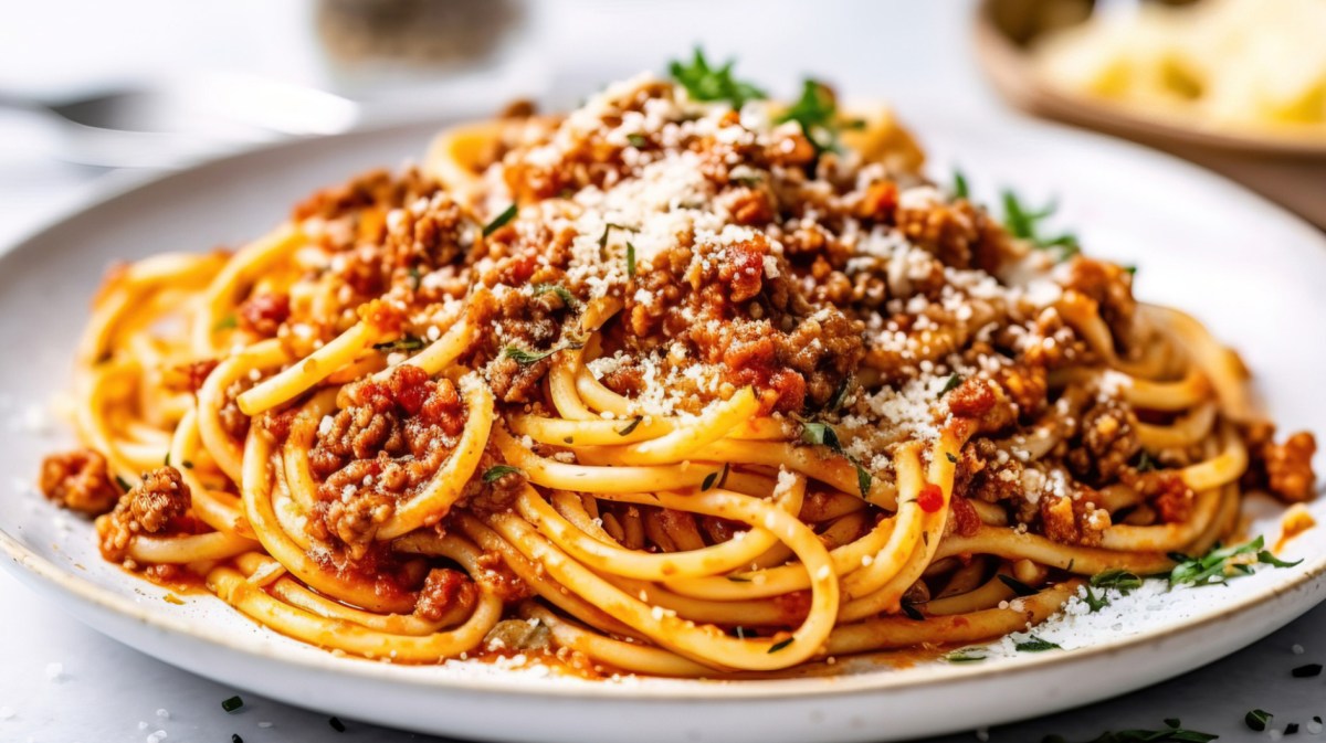 Spaghetti Bolognese auf einem weißen Teller.