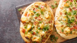 Schmandbrötchen mit Schinken, Käse und Kartoffeln.