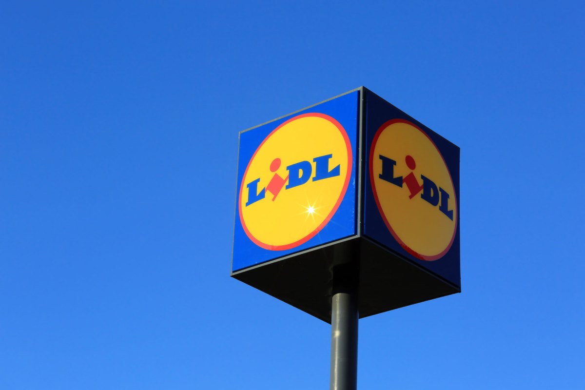 Großes Lidl-Logo am blauen, wolkenlosen Himmel