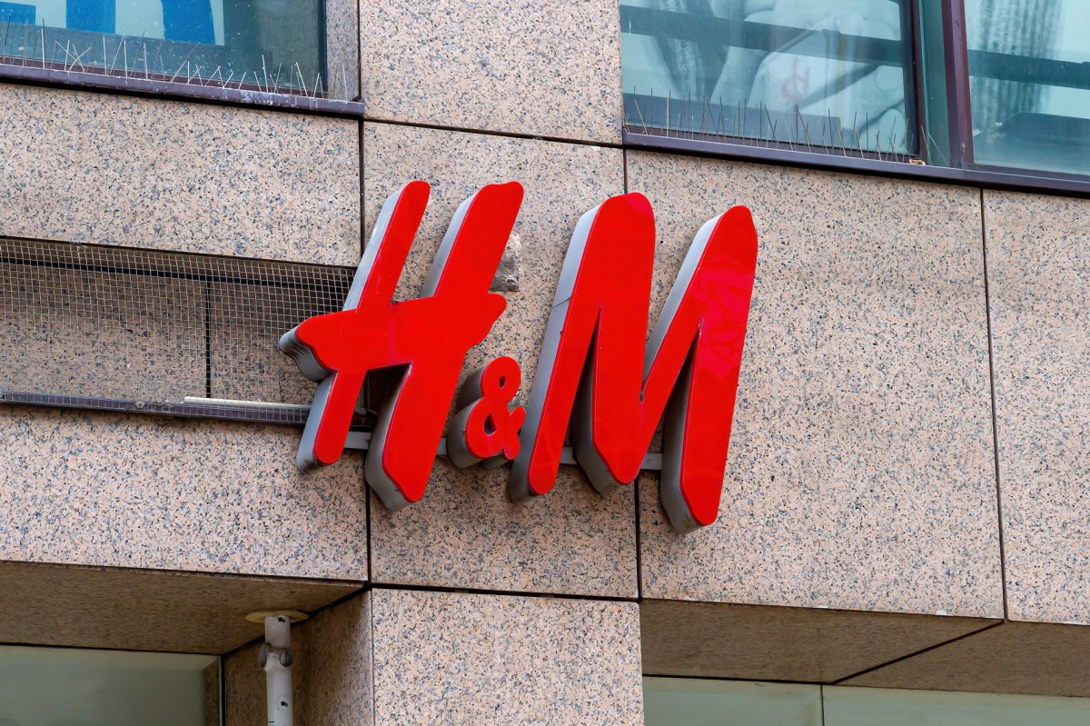 H&M Logo mit großen, roten Lettern über einem Eingang eines H&M-Stores.