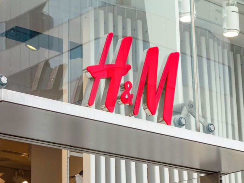 Schaufenster von H&M, wo es elegante Luxus-Mode zum kleinen Preis gibt.