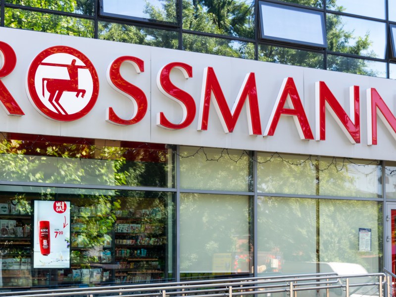 Vorm Eingang einer Rossmann-Drogerie