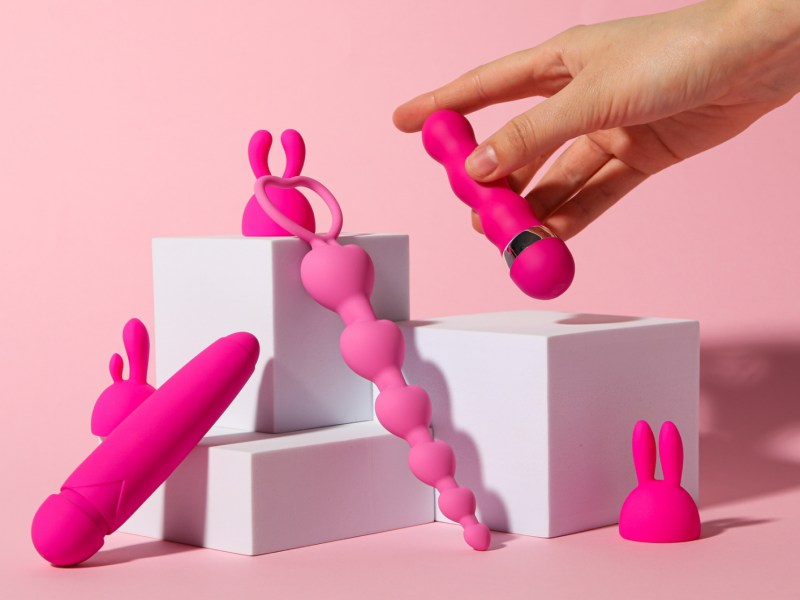 Sextoys vor einem rosa Hintergrund