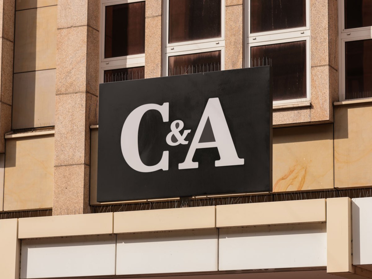 Großes Logo vorm C&A-Kaufhaus