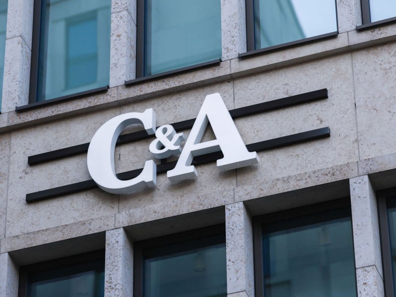 Großes Logo vorm Schaufenster von C&A